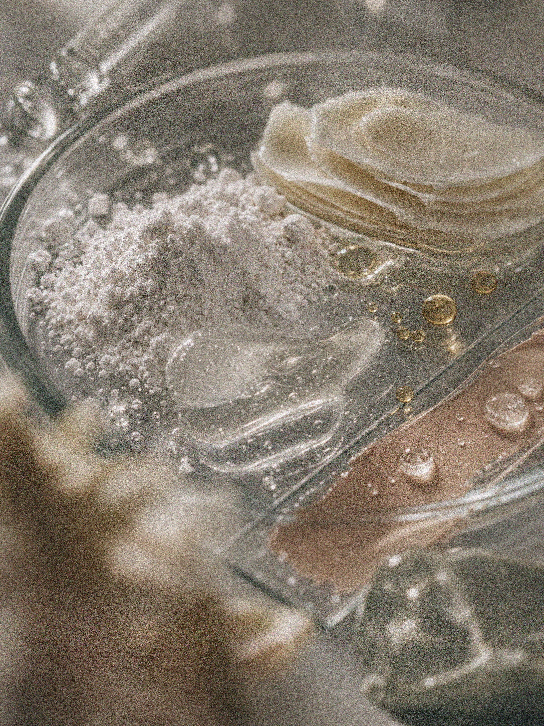 NEVARI Zinc-Ceramide Shield - 25 Medium grainy scientific ingredient editorial image